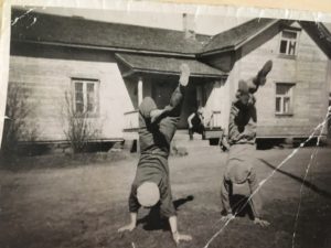 Eino ja Risto Variksen vanhan talon edessä. Rappursilla istuu Svante. Kuva: Sanna Myylylahden arkisto
